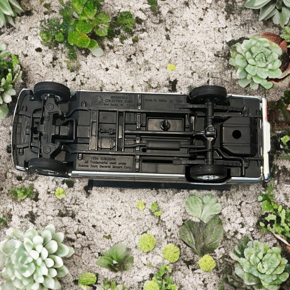 Brookfield Collectors Guild 1994 Suburban Die Cast Car - Picture 7 of 10